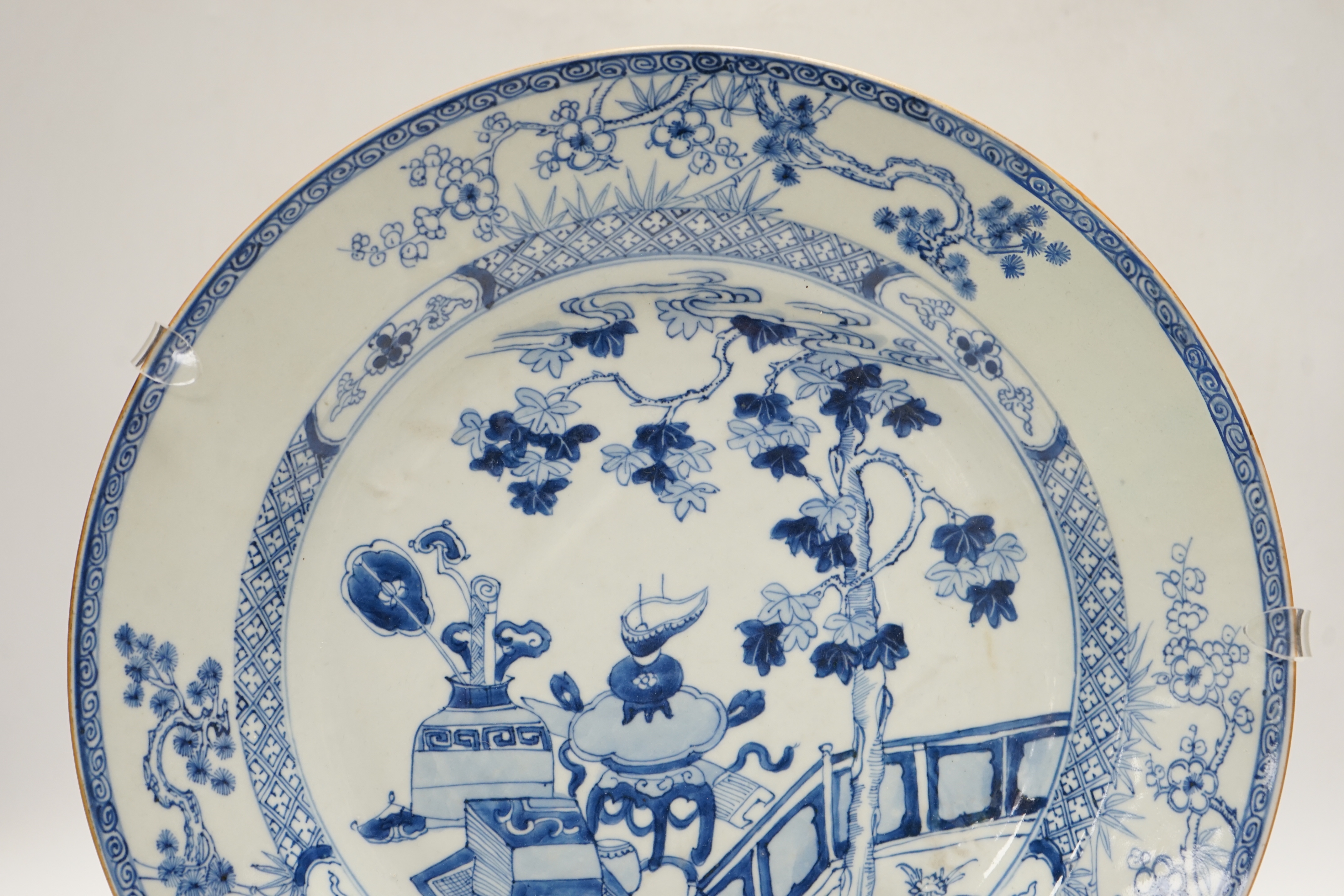 An 18th century Chinese export blue and white charger, 35cm